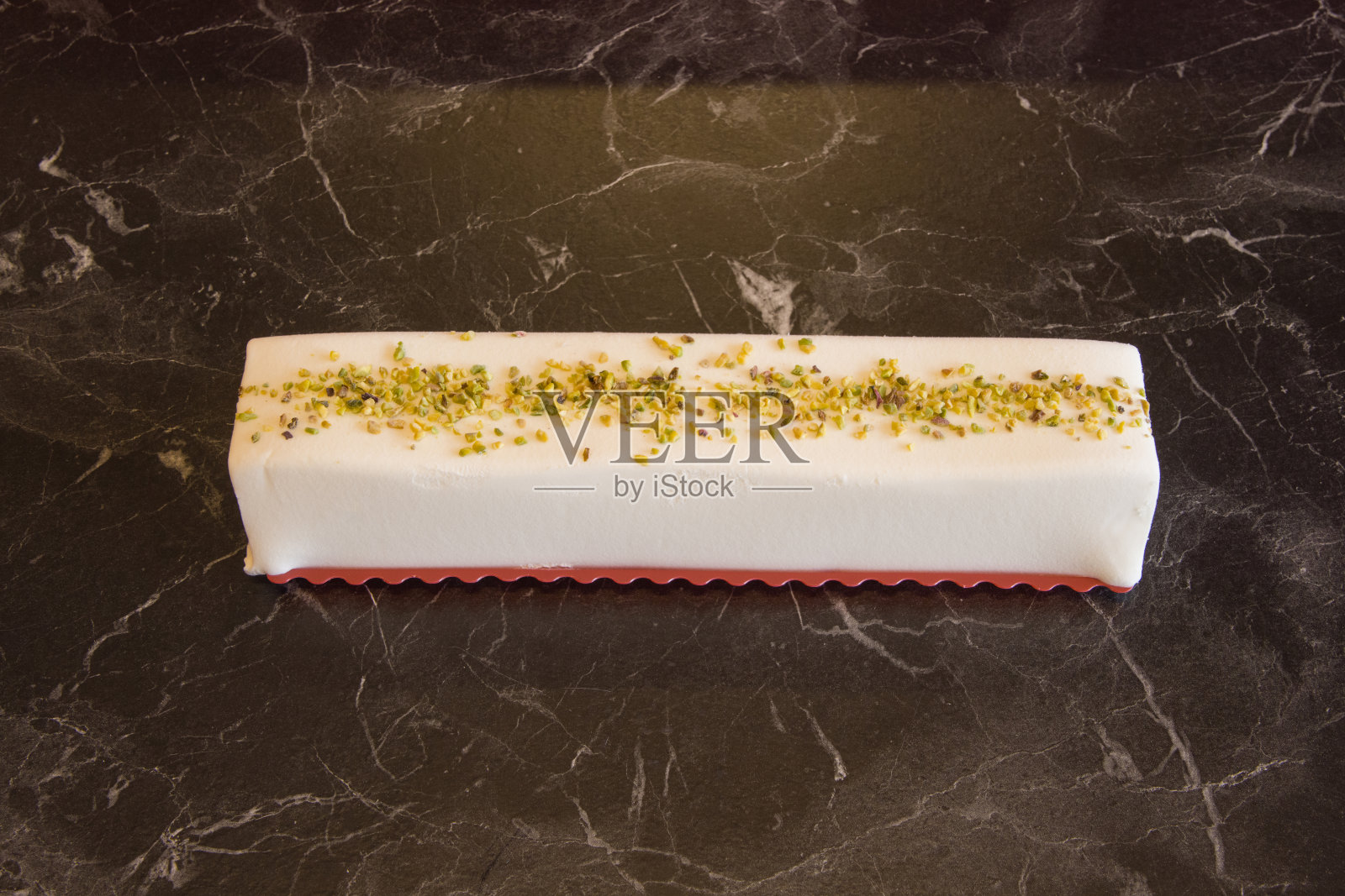 桌子上有蛋糕冰淇淋照片摄影图片