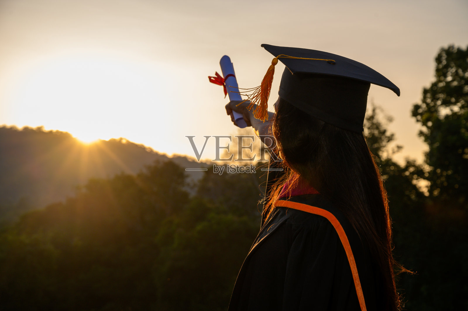 毕业典礼。祝贺你在大学毕业。照片摄影图片