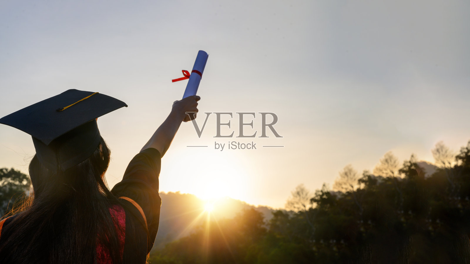 毕业典礼。祝贺你在大学毕业。照片摄影图片