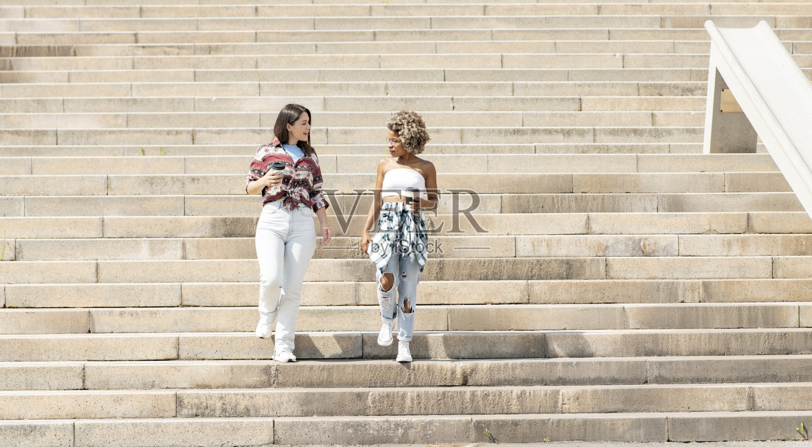 朋友们喝着咖啡下楼照片摄影图片