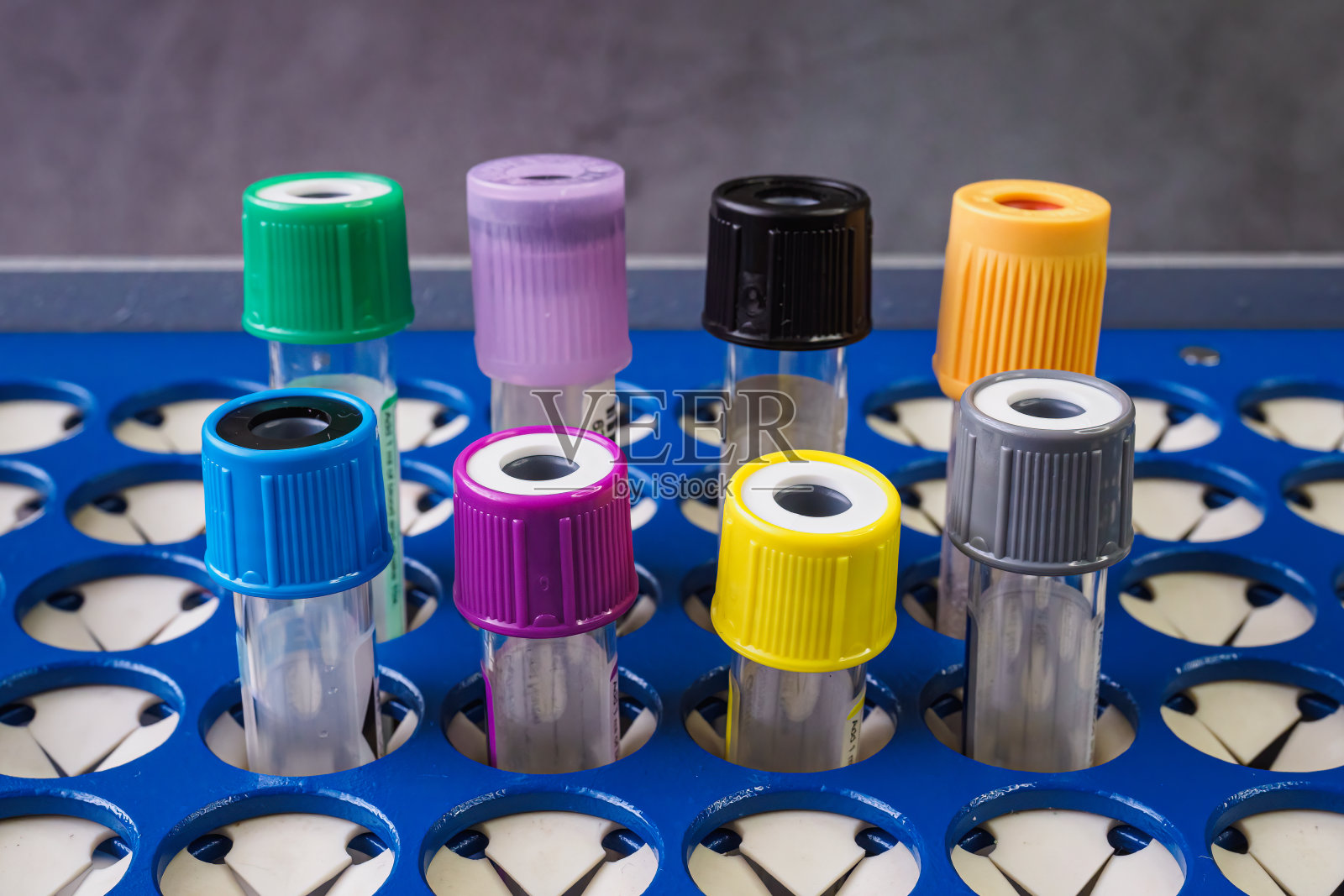 用于收集样品的带盖的塑料试管。血液取样管。照片摄影图片