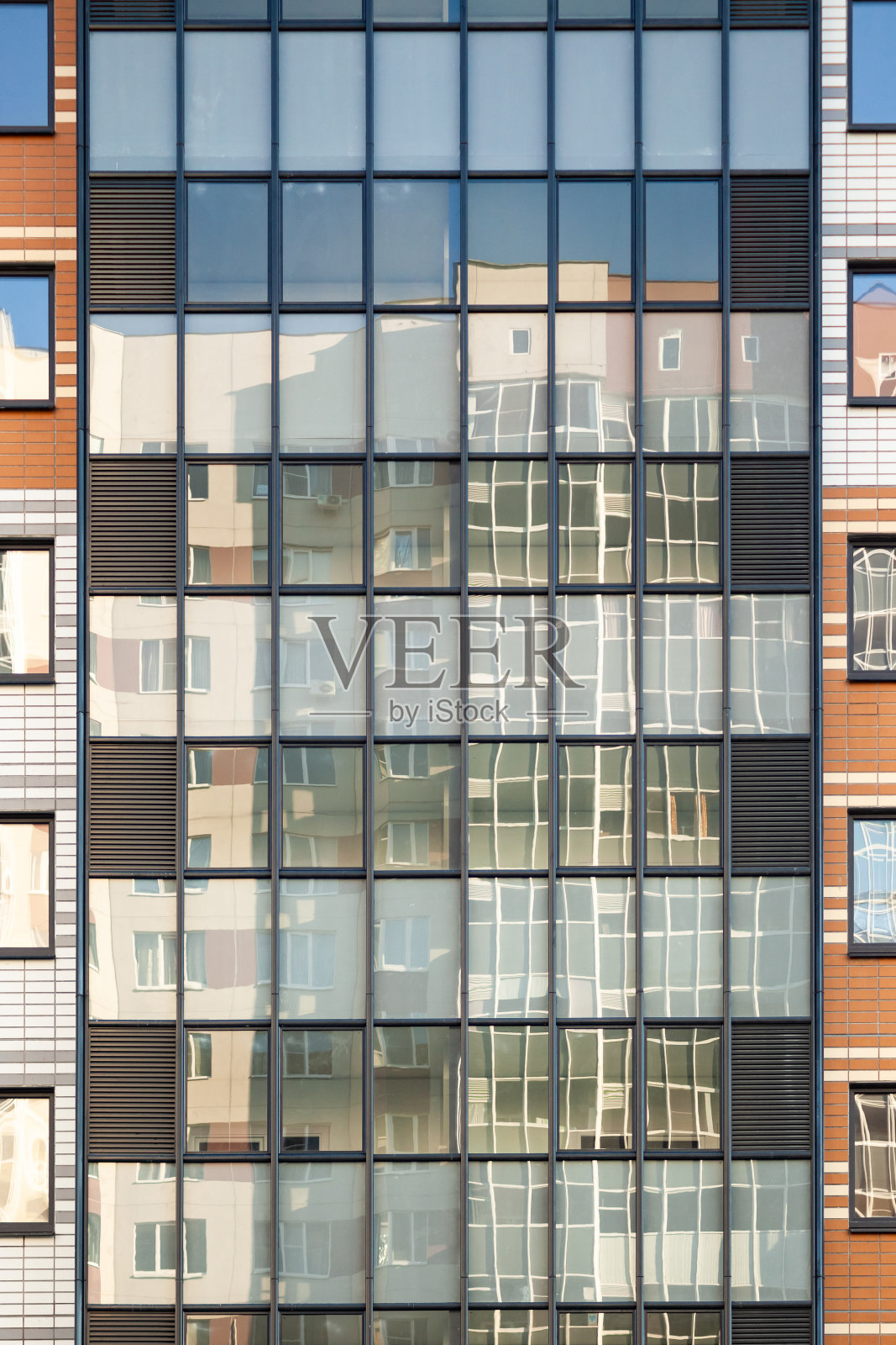 现代公寓建筑的玻璃阳台和凉廊照片摄影图片