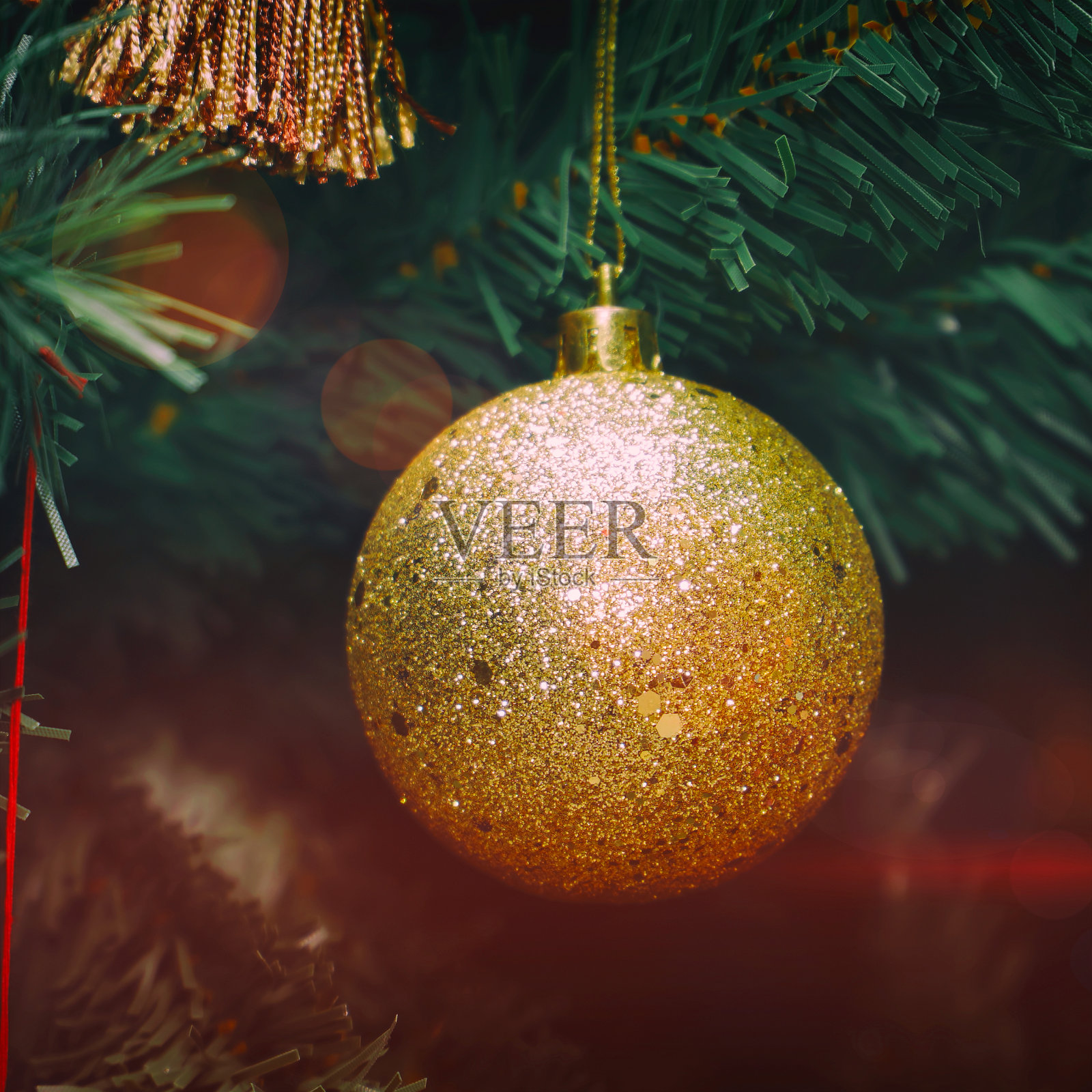 把圣诞球放在圣诞树的树枝上。魔法灯。有选择性的重点照片摄影图片