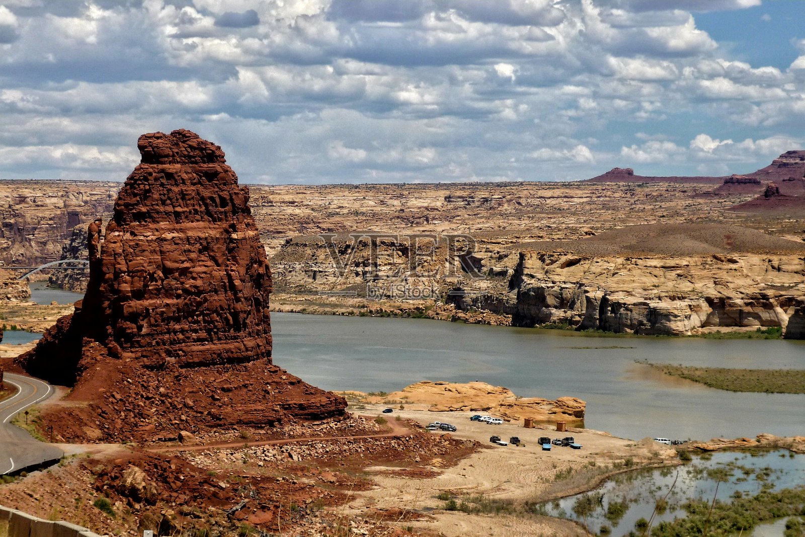 在95号州际公路或200年纪念高速公路在犹他州沿科罗拉多河-背景海特过桥照片摄影图片
