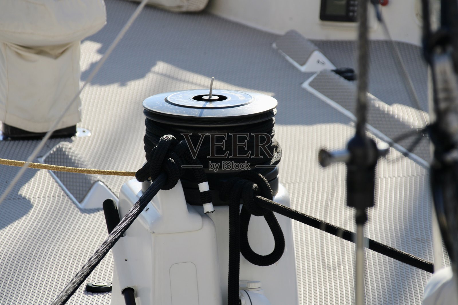 在弗uli的Duino和Trieste之间的Portopiccolo Sistiana - Venezia Giulia -帆船上的绳索照片摄影图片