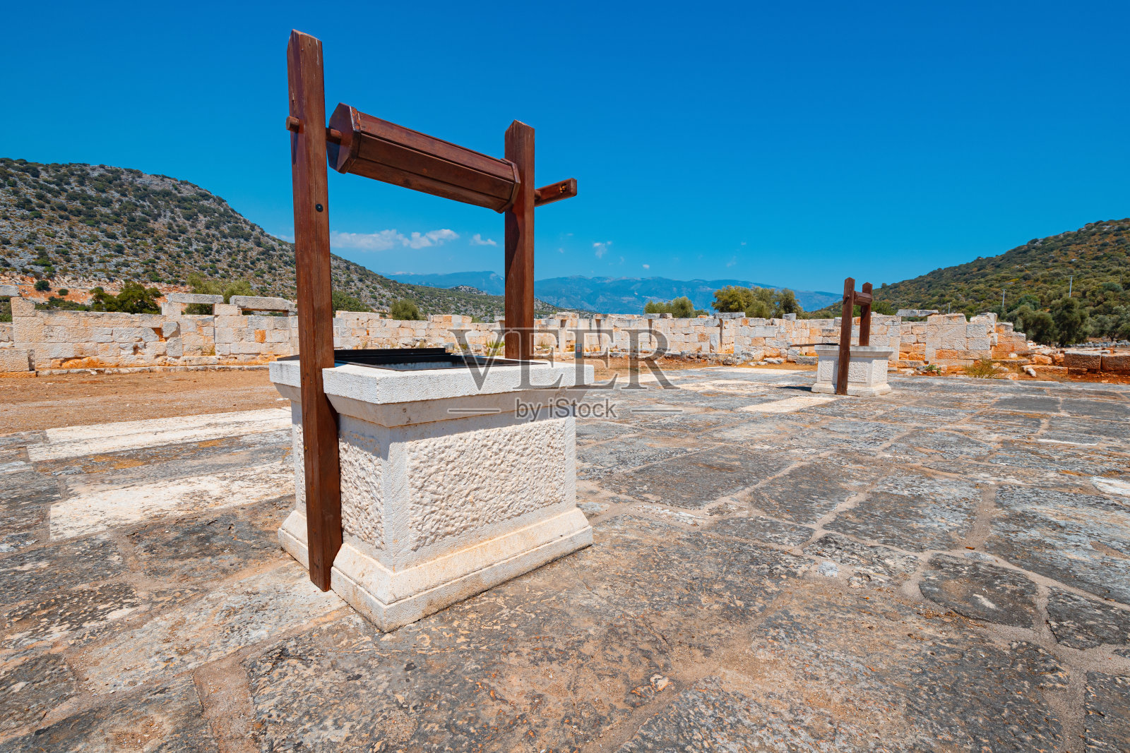 在一个古老的利西亚和希腊城市重建的集市，有两口水井照片摄影图片