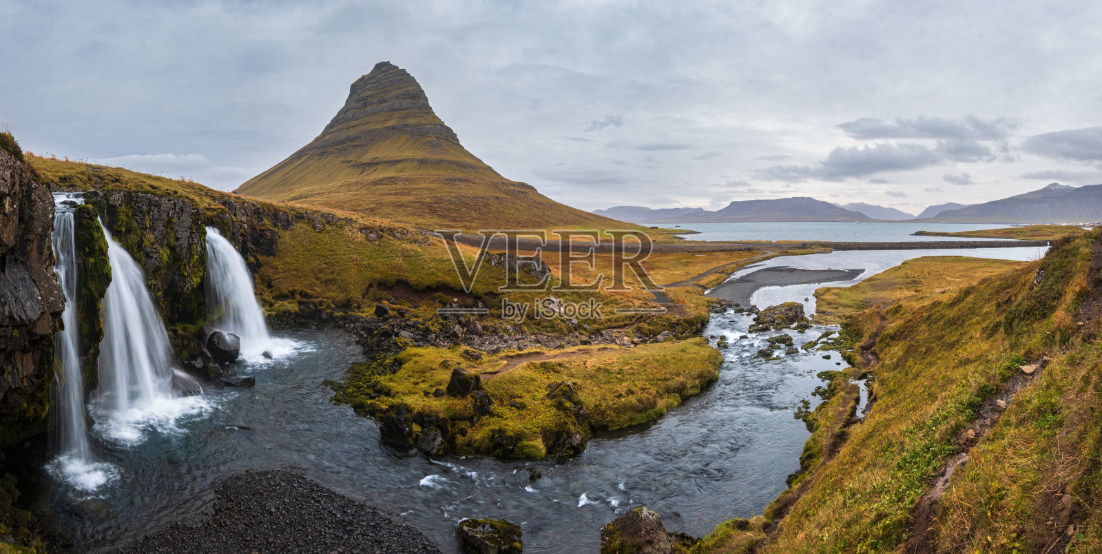 著名的风景如画的Kirkjufell山和Kirkjufellsfoss瀑布旁边Grundarfjörður在冰岛西部秋天的景色。照片摄影图片