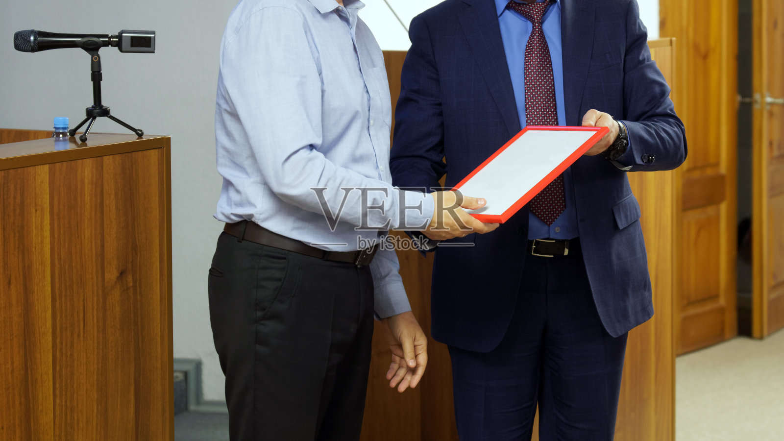 参加颁奖典礼的人都是西装革履的政客、商人、教师或律师。颁发荣誉证书或文凭。留白空间照片摄影图片