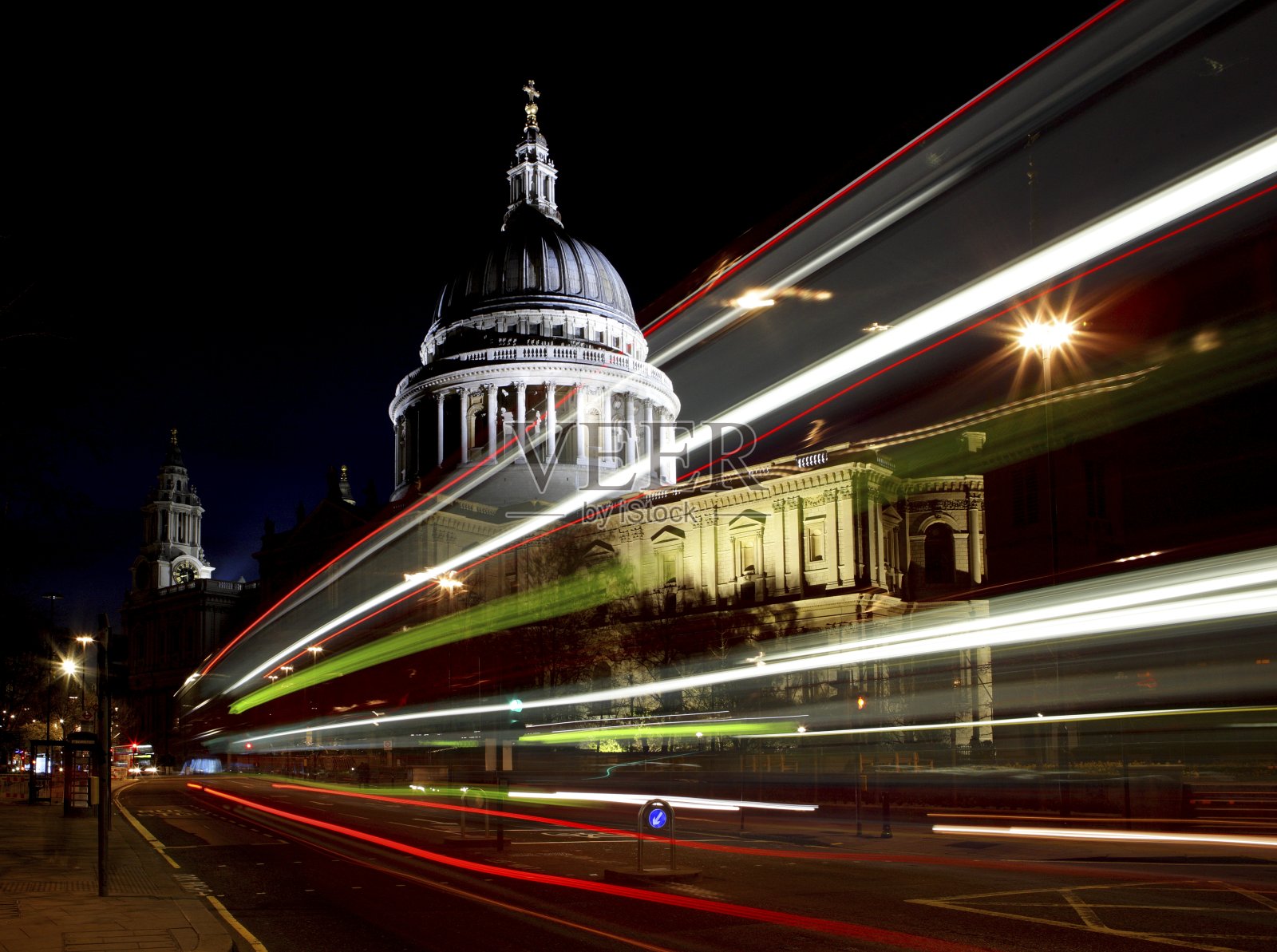 英国伦敦圣保罗大教堂夜景长镜头照片摄影图片
