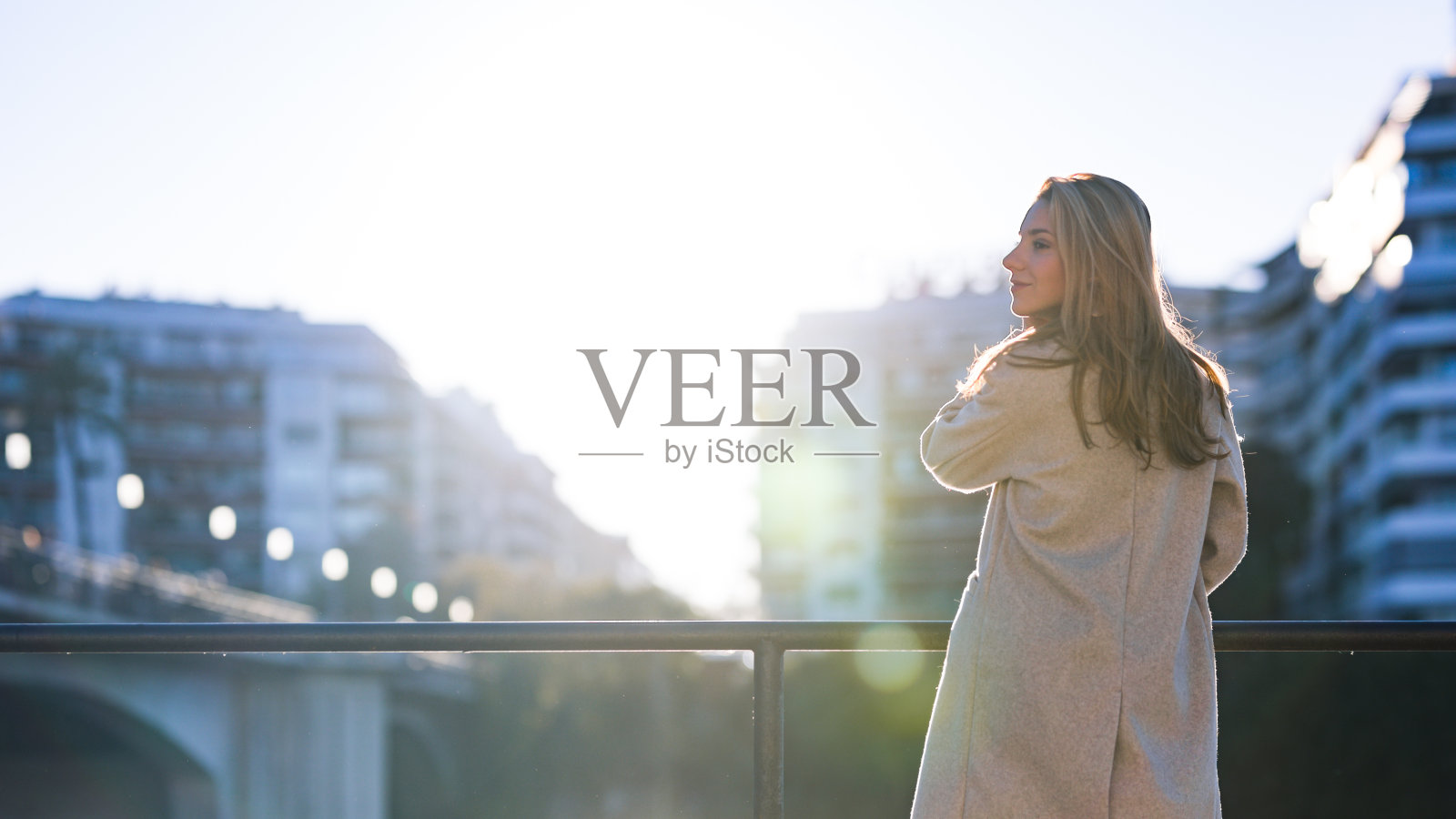 梦幻般的年轻女子，在冬天享受夕阳照片摄影图片