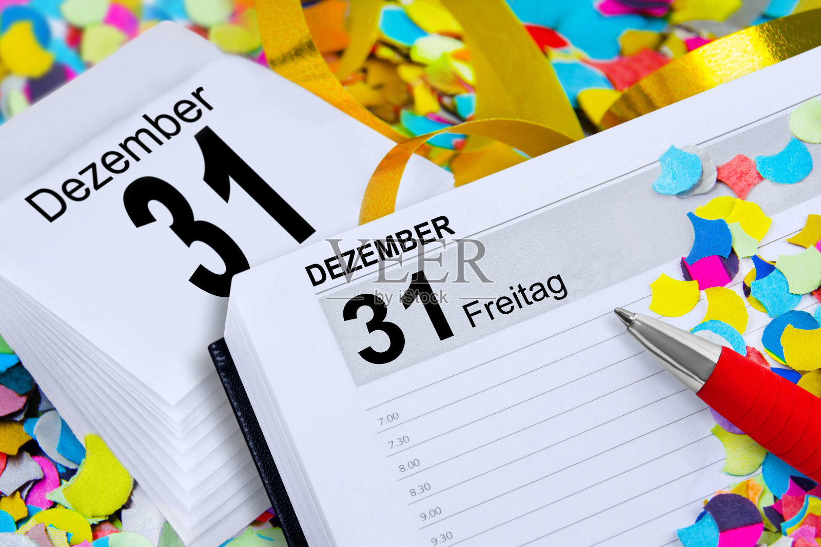 德国日历2021年12月31日星期五新年前夜装饰彩纸和纸带照片摄影图片
