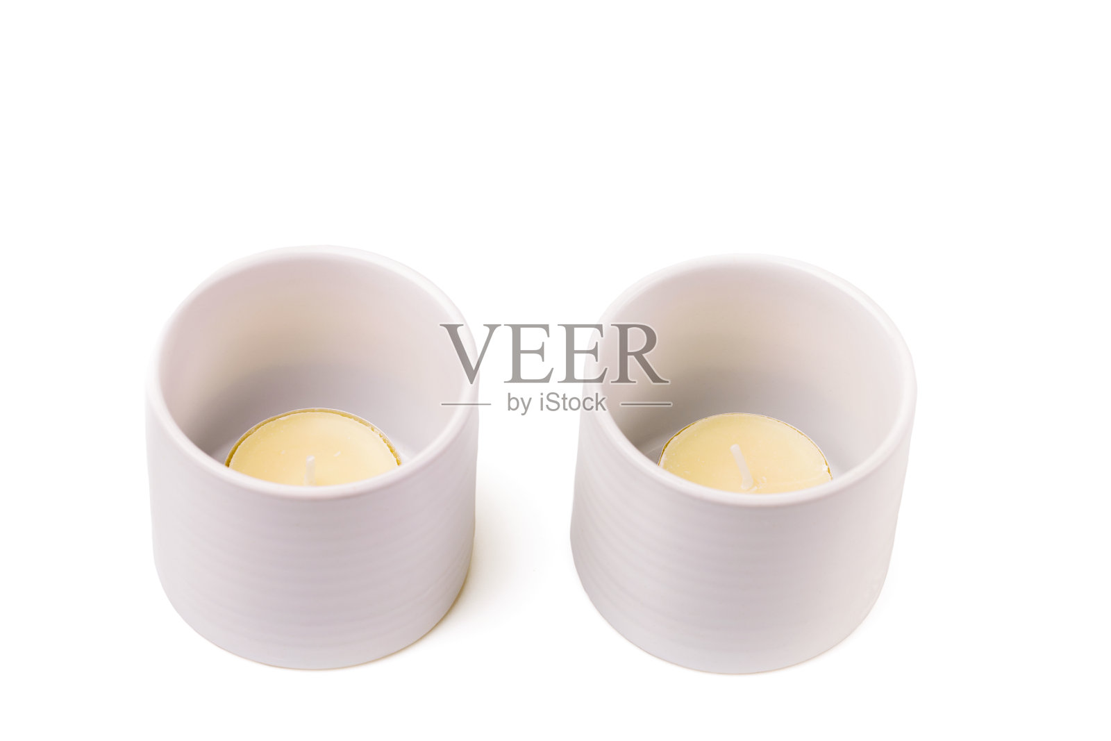 近距离观察蜡烛在白色烛台孤立在白色背景。照片摄影图片