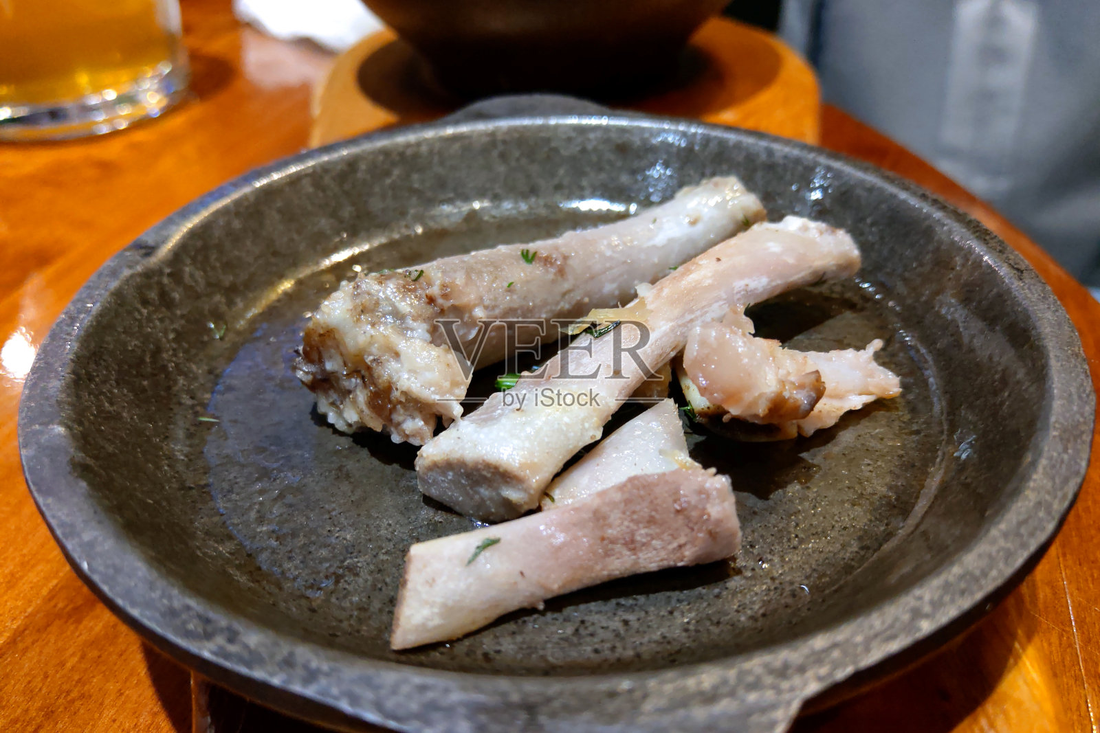 盘子里是美味食物的骨头。照片摄影图片