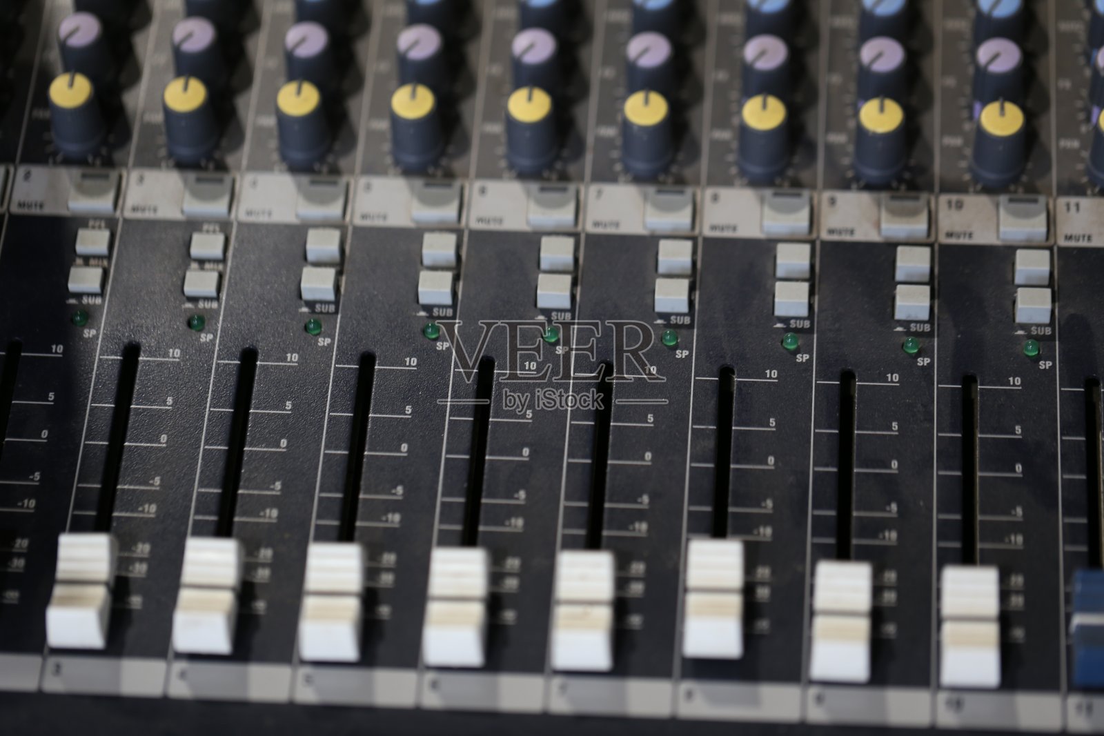 音乐录音室的调音台照片摄影图片