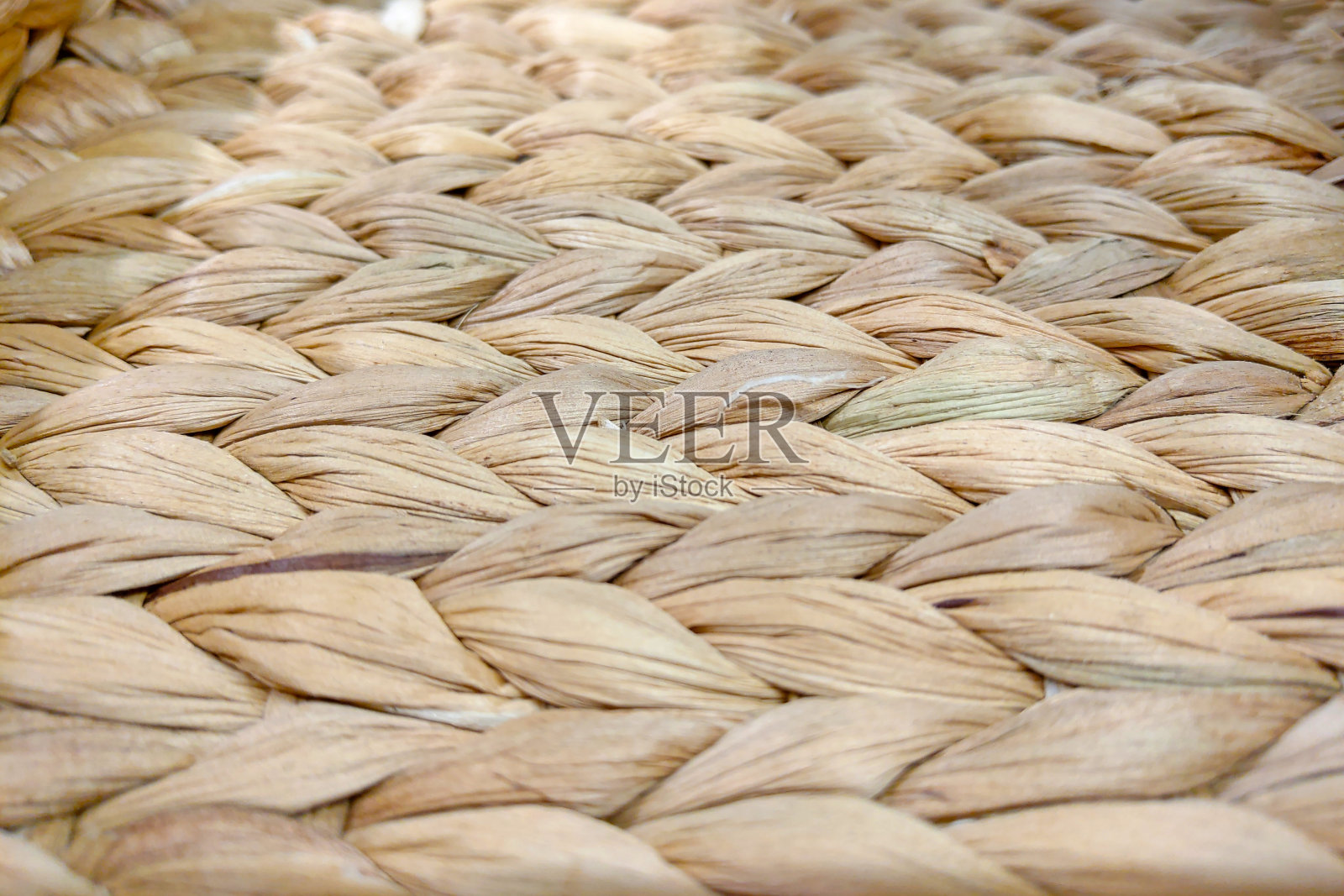 近距离观察一个柳条篮。背景，纹理，选择性聚焦。照片摄影图片