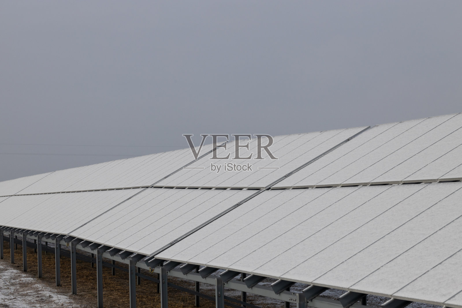 冬天下雪后的太阳能电池板。特写镜头。照片摄影图片