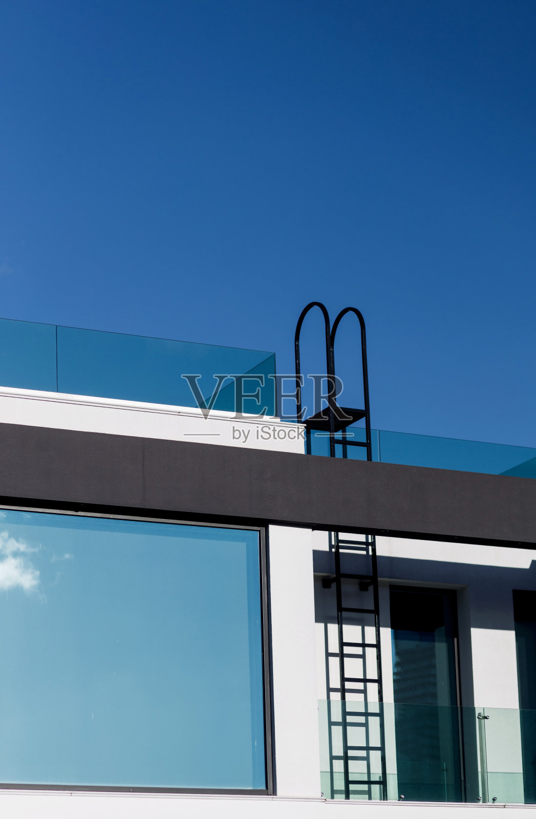 带窗户的现代建筑照片摄影图片