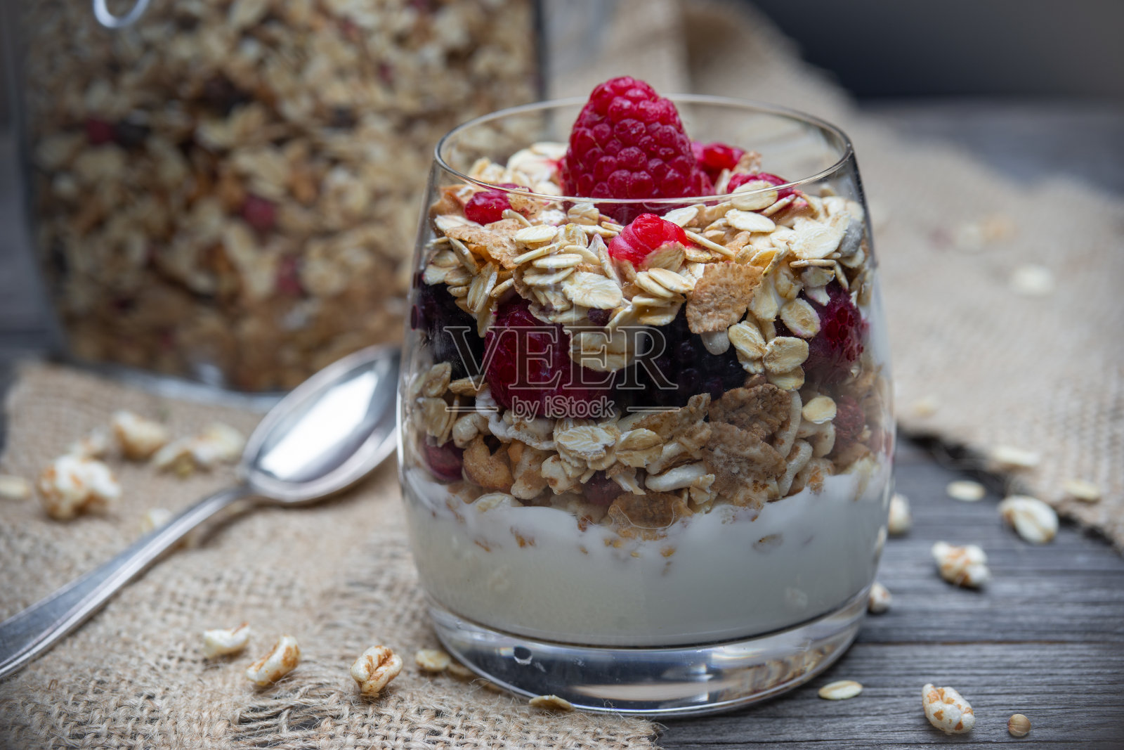 健康的自制格兰诺拉麦片配树莓和酸奶照片摄影图片