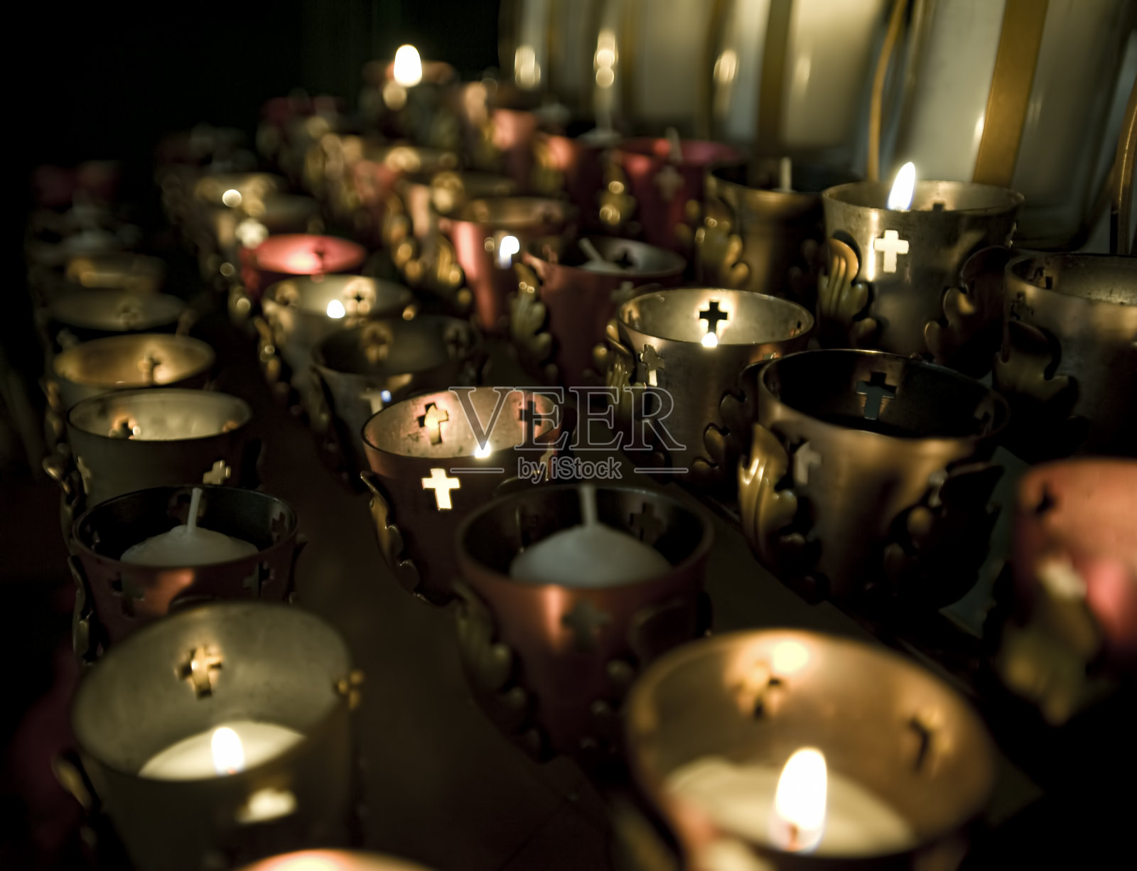 教堂祈祷蜡烛，近距离观察照片摄影图片