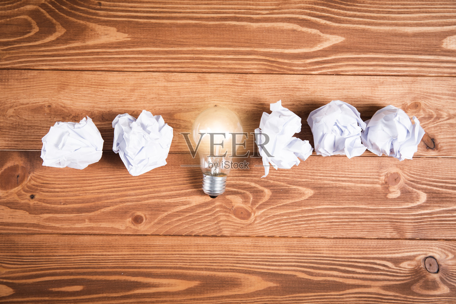 一捆纸和一盏灯照片摄影图片