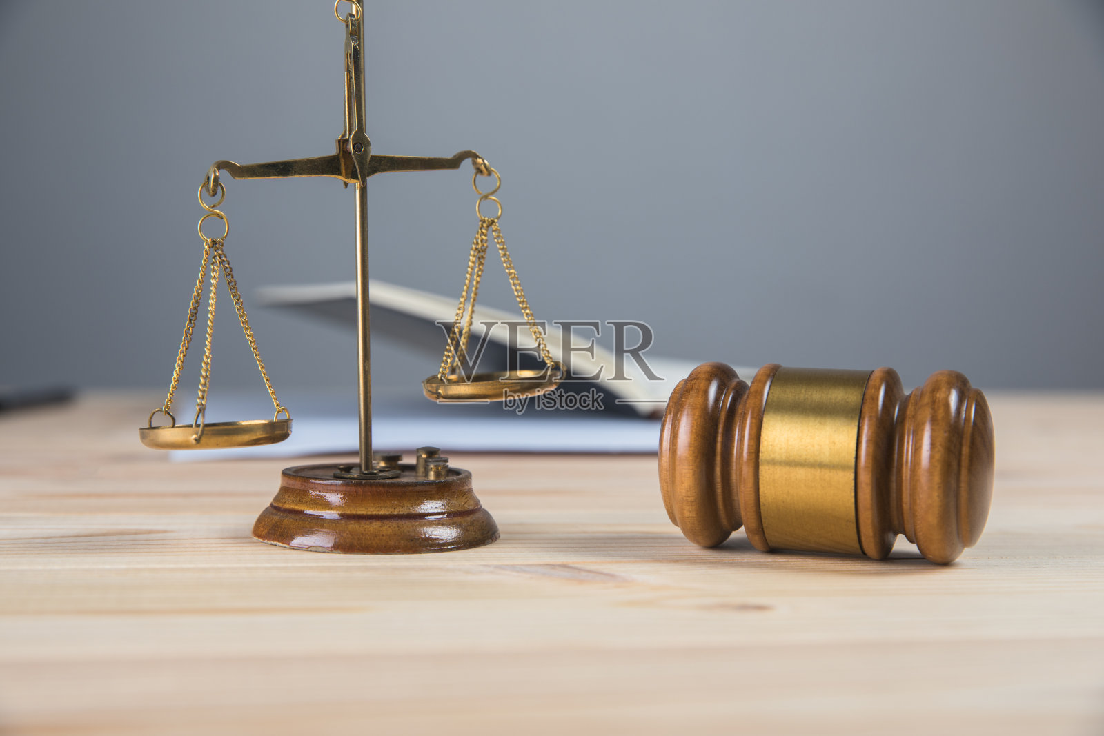 法官和天平的锤照片摄影图片