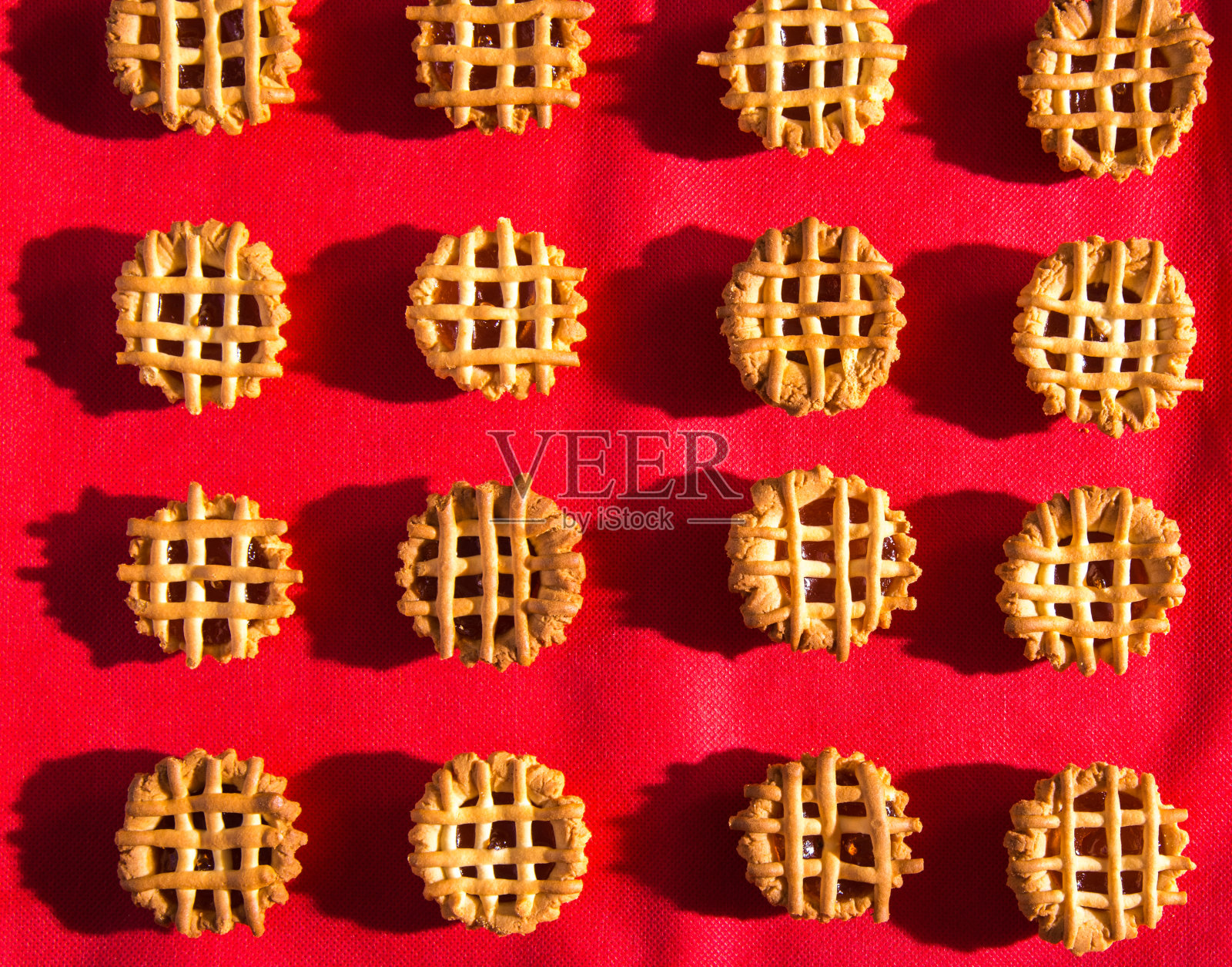 饼干红果酱和桌布特写，俯视图，复制空间，模式照片摄影图片