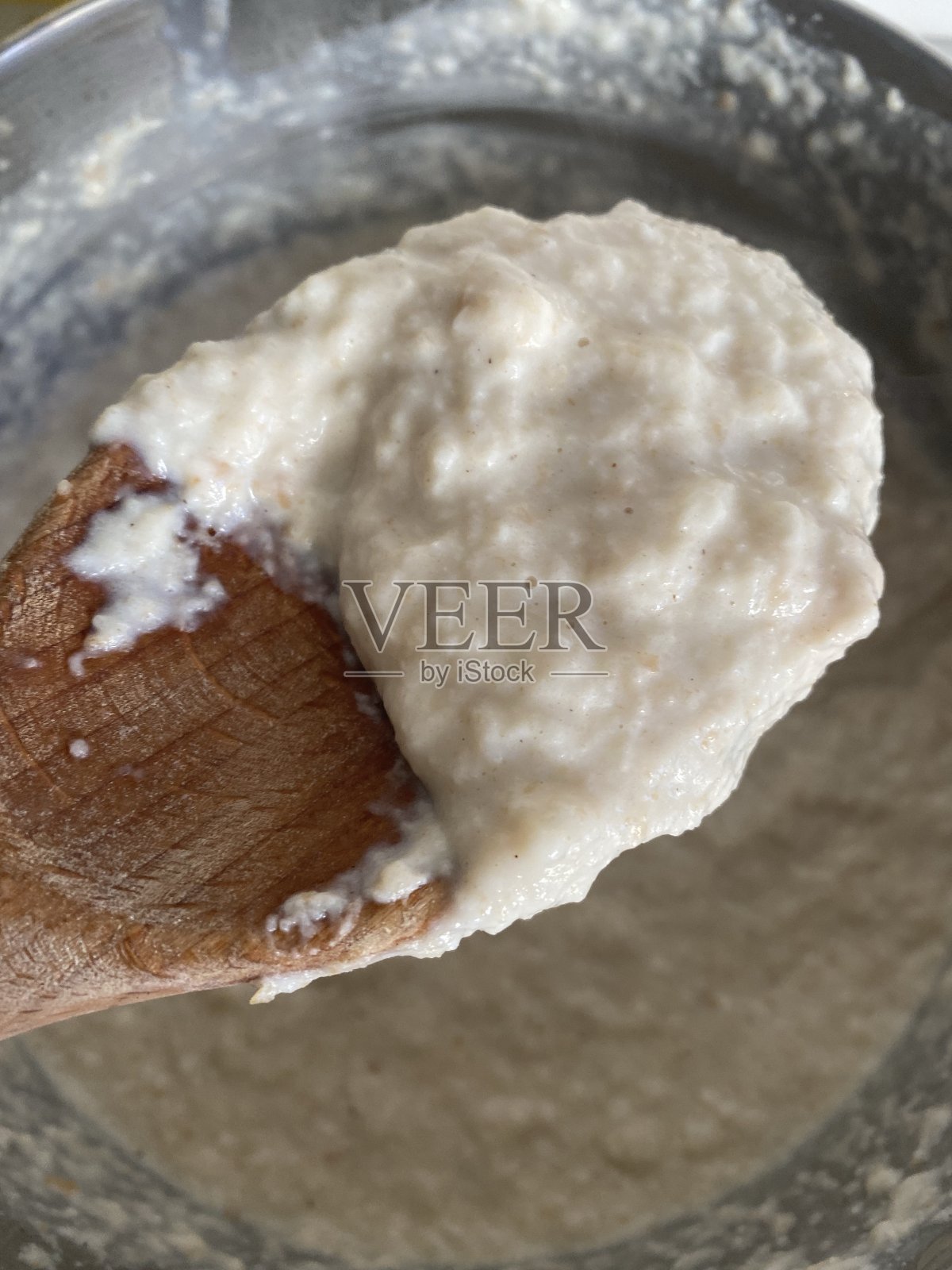 把面包酱放在平底锅里照片摄影图片