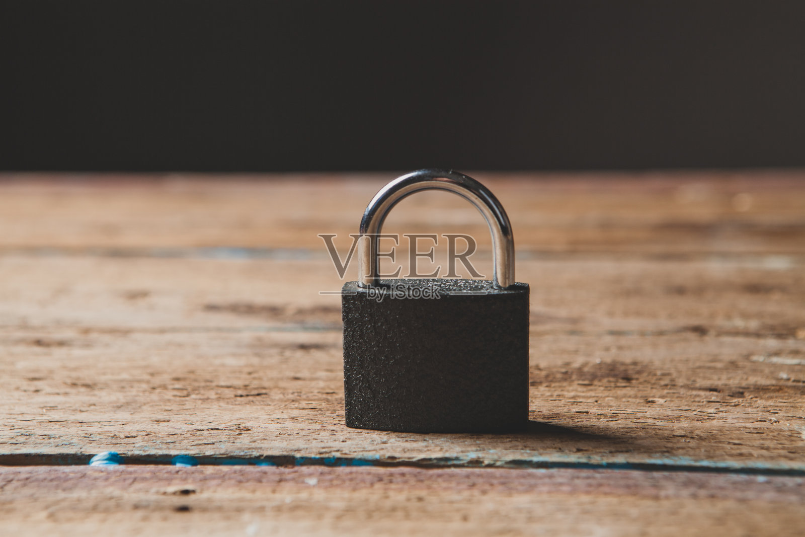 锁在木桌上照片摄影图片