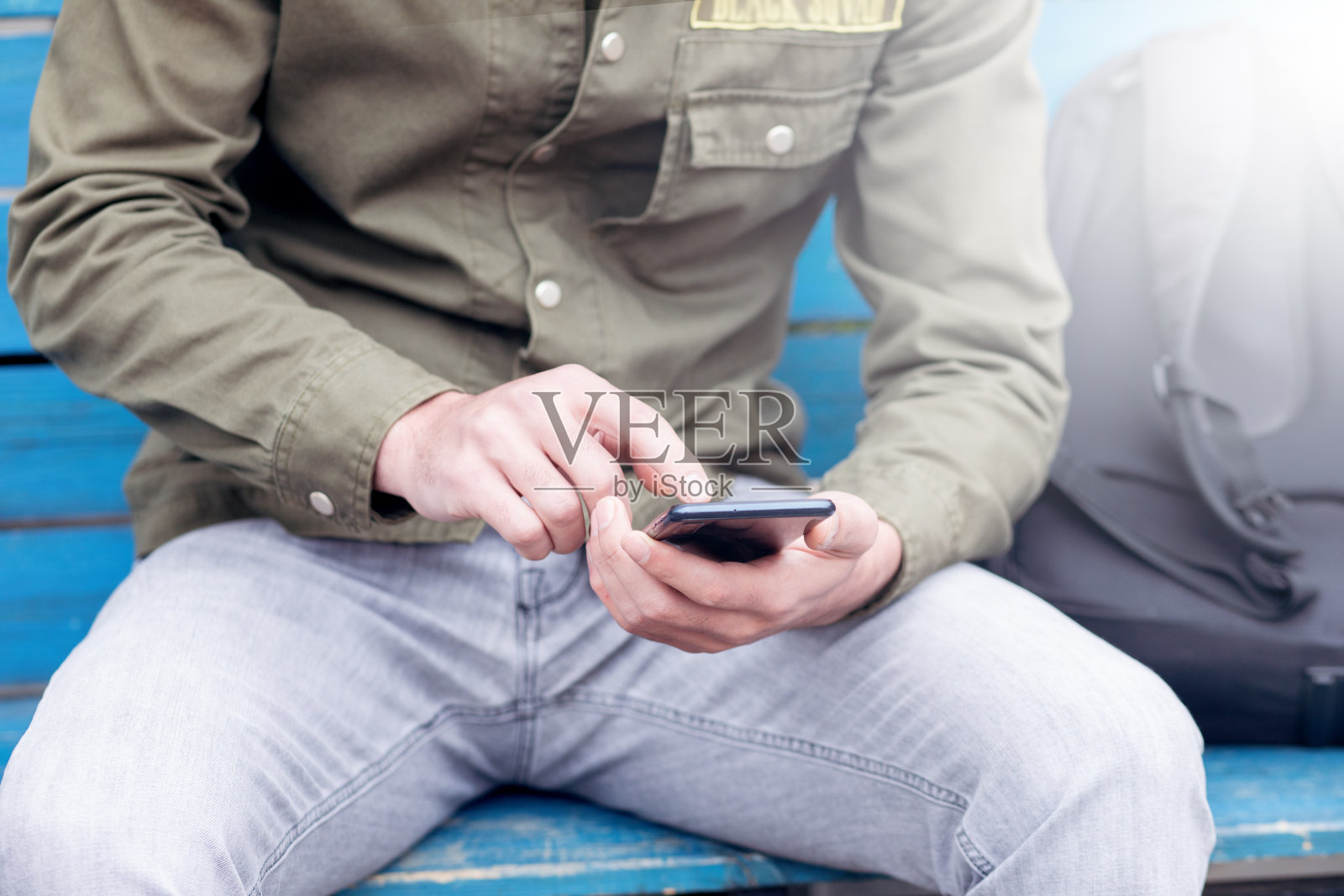 坐在街上的人在打电话照片摄影图片