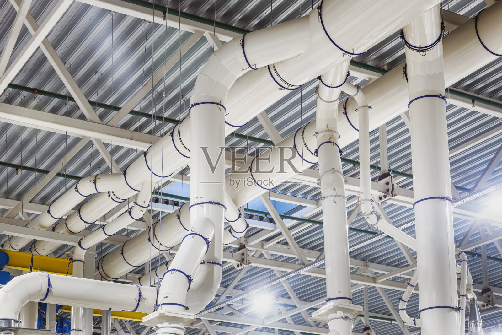 工业厂房吊顶采用气流分布的通风方式照片摄影图片