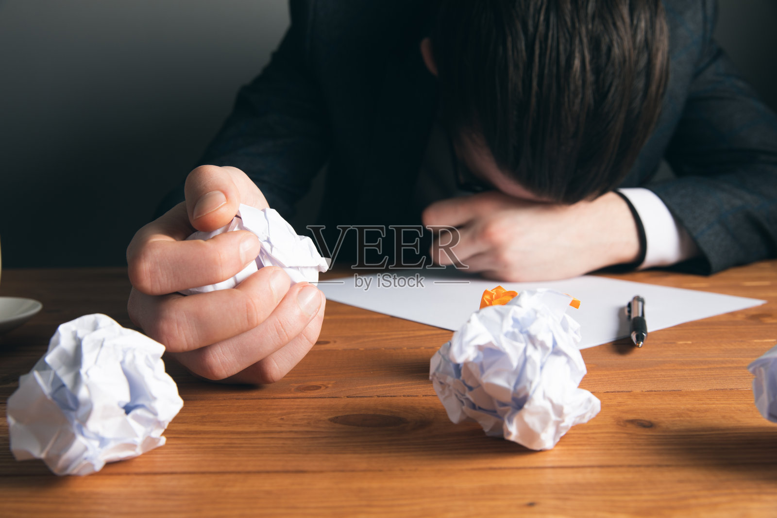 疲惫的男人弄皱了纸照片摄影图片