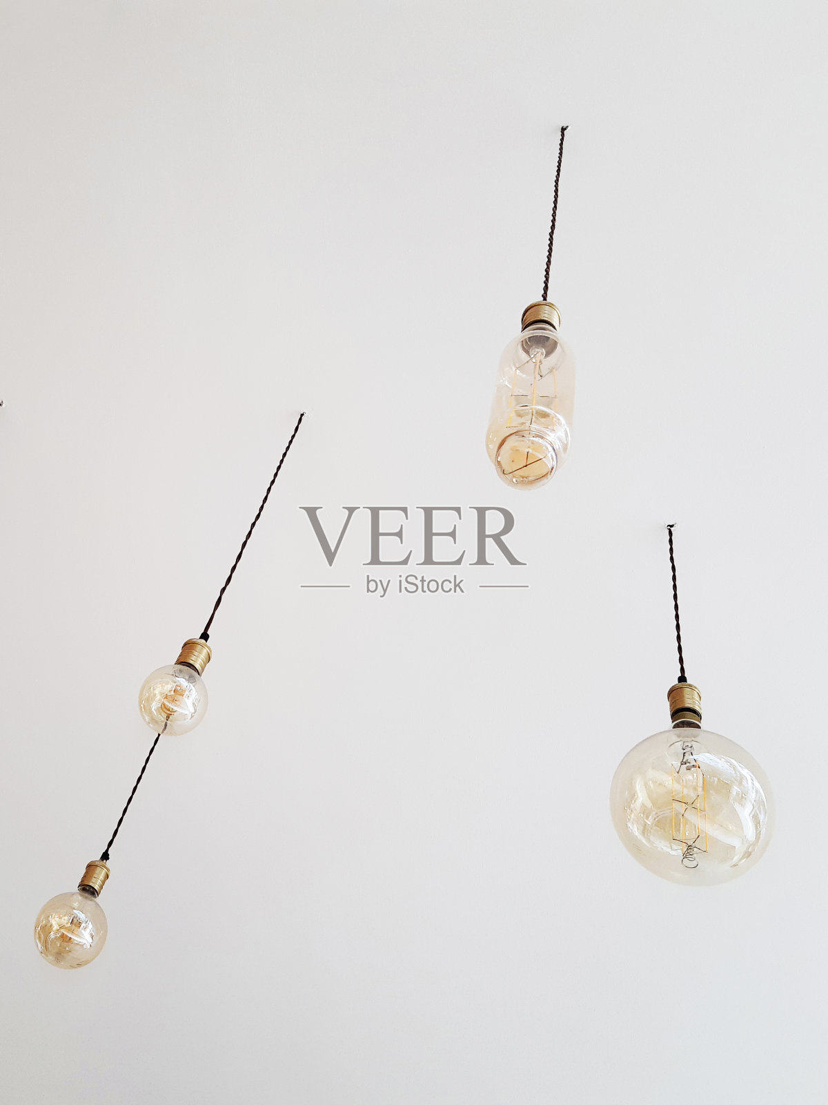 复古风格的工业吊灯灯泡的底部视图。工业复古吊顶灯。现代白色天花板吊灯。室内装饰和照明。照片摄影图片