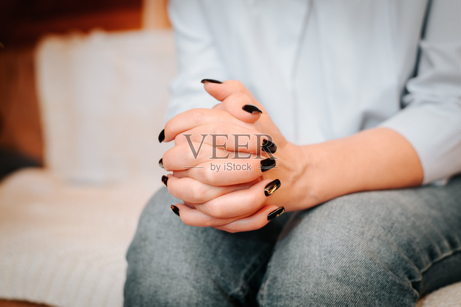 孤独、压力、忧郁、问题概念：成年白人妇女坐在沙发上照片摄影图片