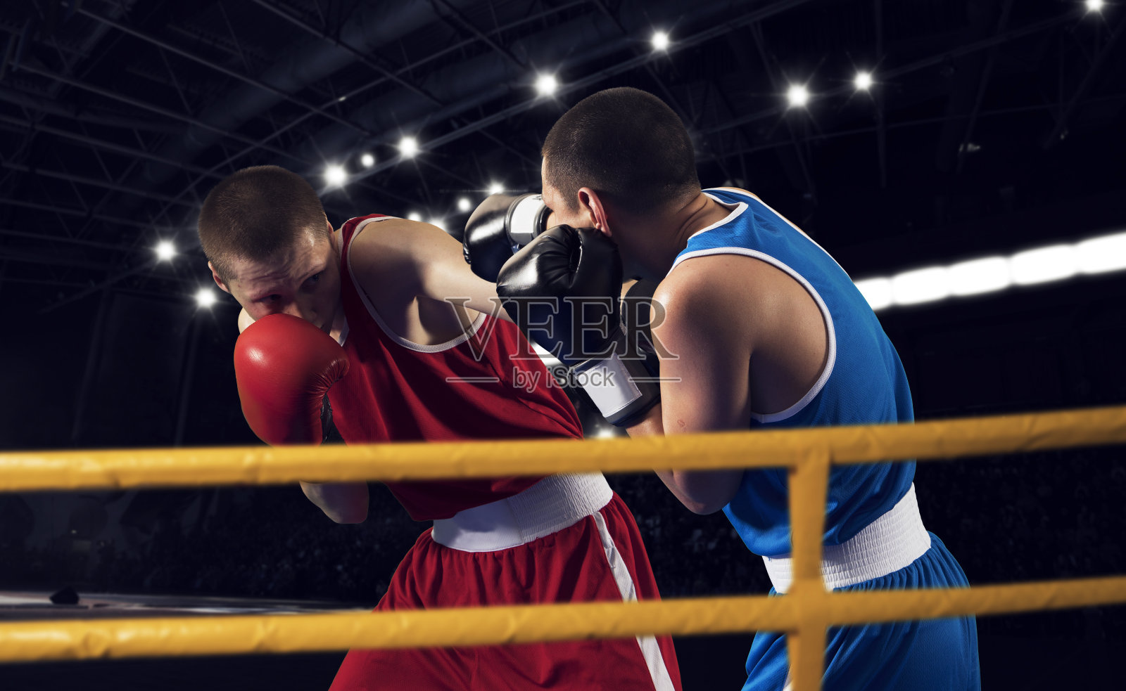 在黑色背景上的盒子专业比赛照片摄影图片