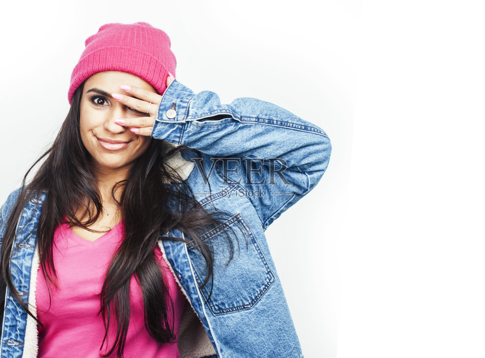 年轻快乐微笑的拉丁美洲少女情绪激动地摆姿势孤立在白色背景下，生活方式让人概念照片摄影图片