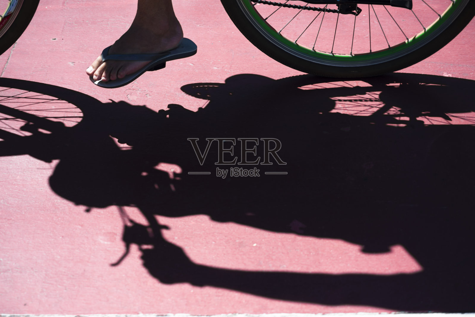 巴西萨尔瓦多市的自行车道上一辆自行车的影子。照片摄影图片