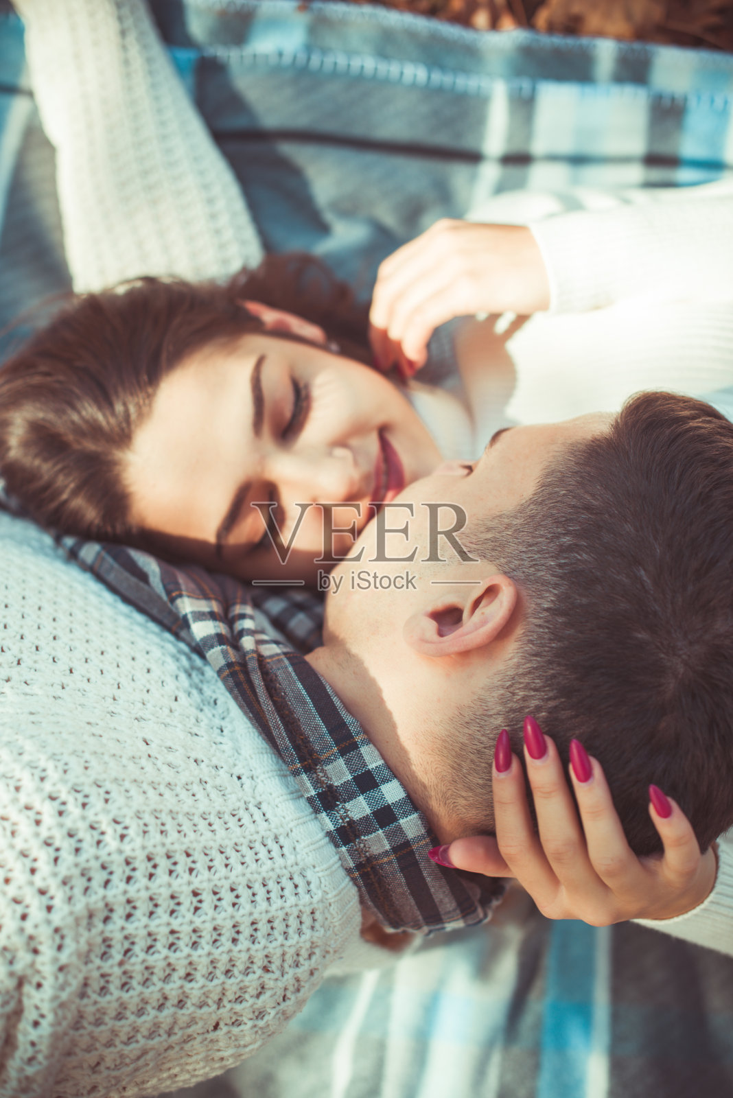 秋日公园里的一对好情侣照片摄影图片