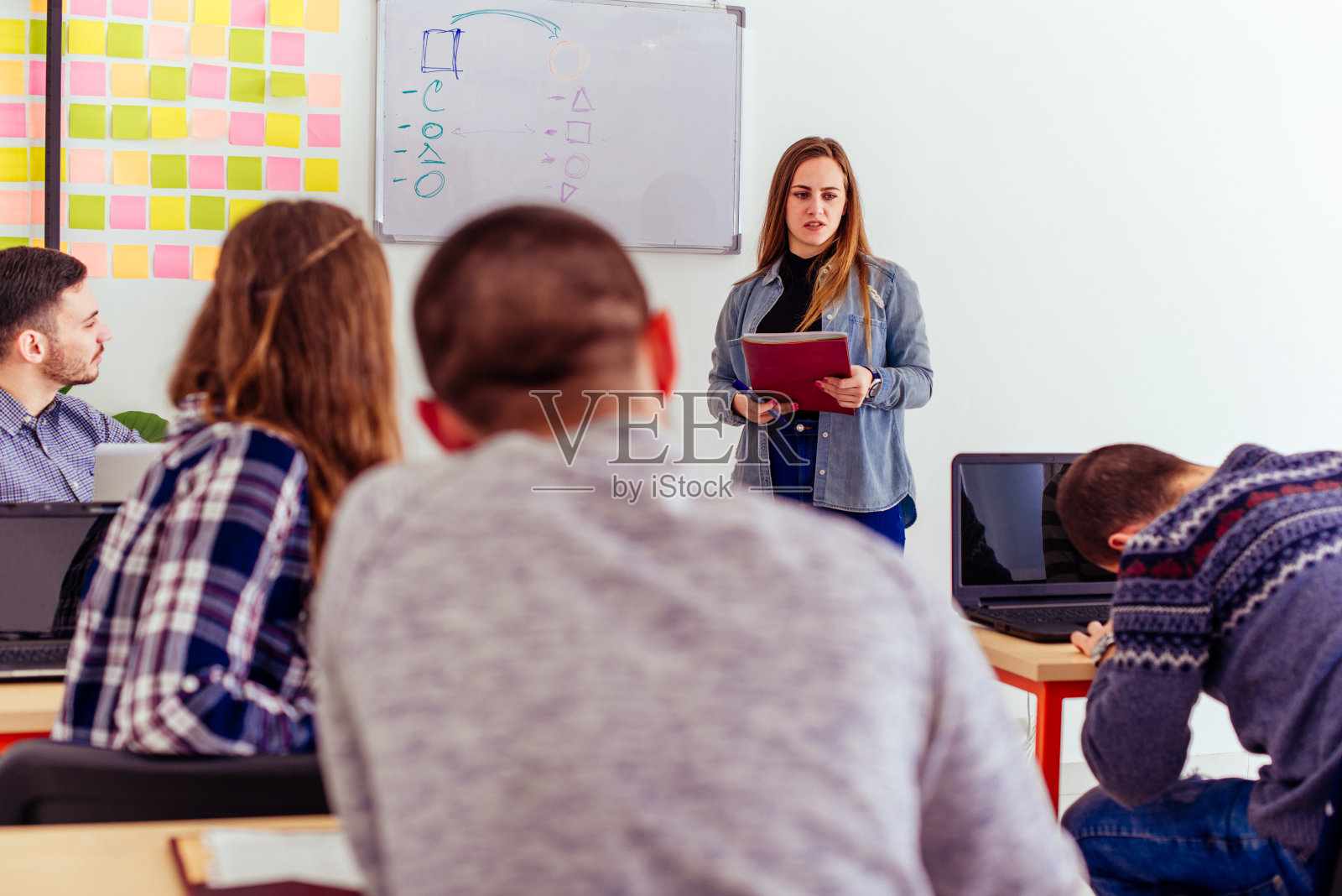 学生在教室里照片摄影图片