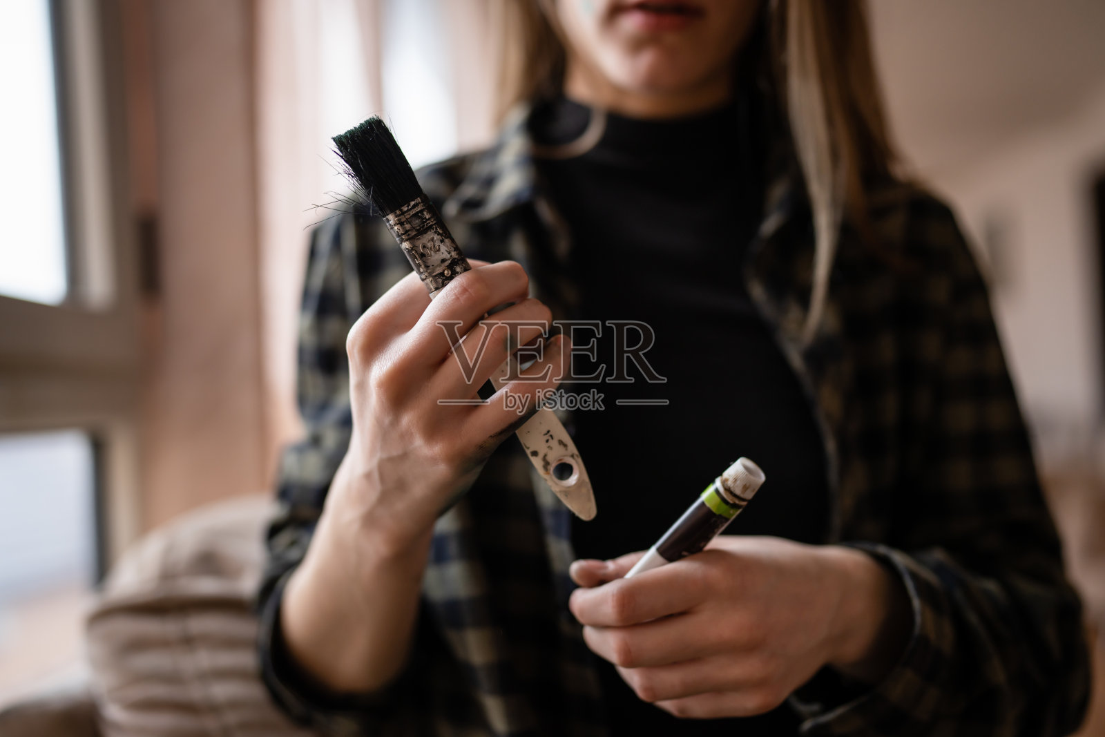 半身不明的白人妇女艺术家画家拿着画笔和颜料照片摄影图片