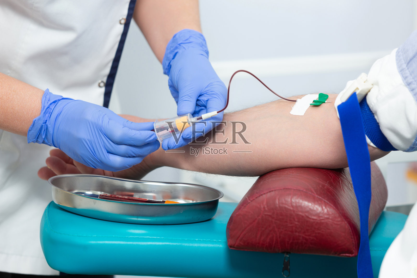 在现代医学实验室中，从病人身上采集血液样本的过程的特写镜头。冠状病毒葡萄糖艾滋病毒艾滋病梅毒照片摄影图片