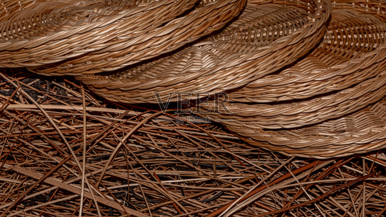 柳条收集木棍并编织篮子照片摄影图片