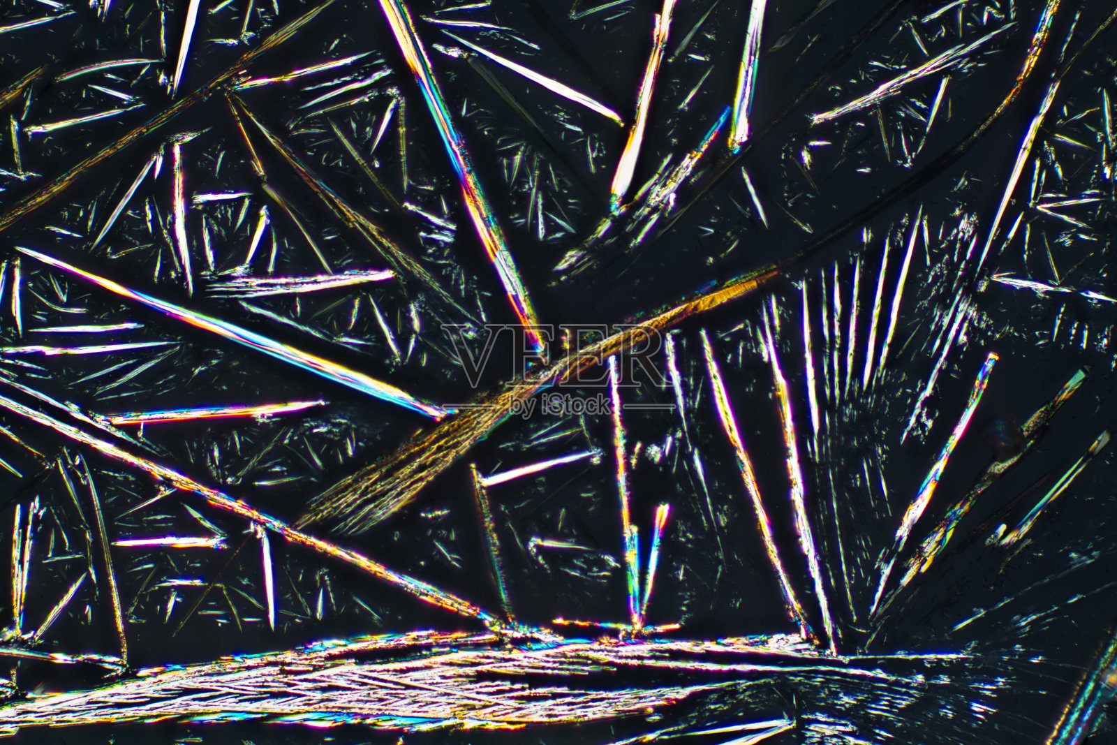 针和羽毛在甘氨酸带偏振的抽象显微照片。照片摄影图片