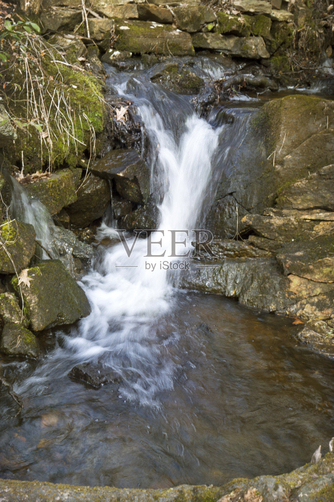 位于康涅狄格州威灵顿的芬顿红宝石公园的小瀑布。照片摄影图片
