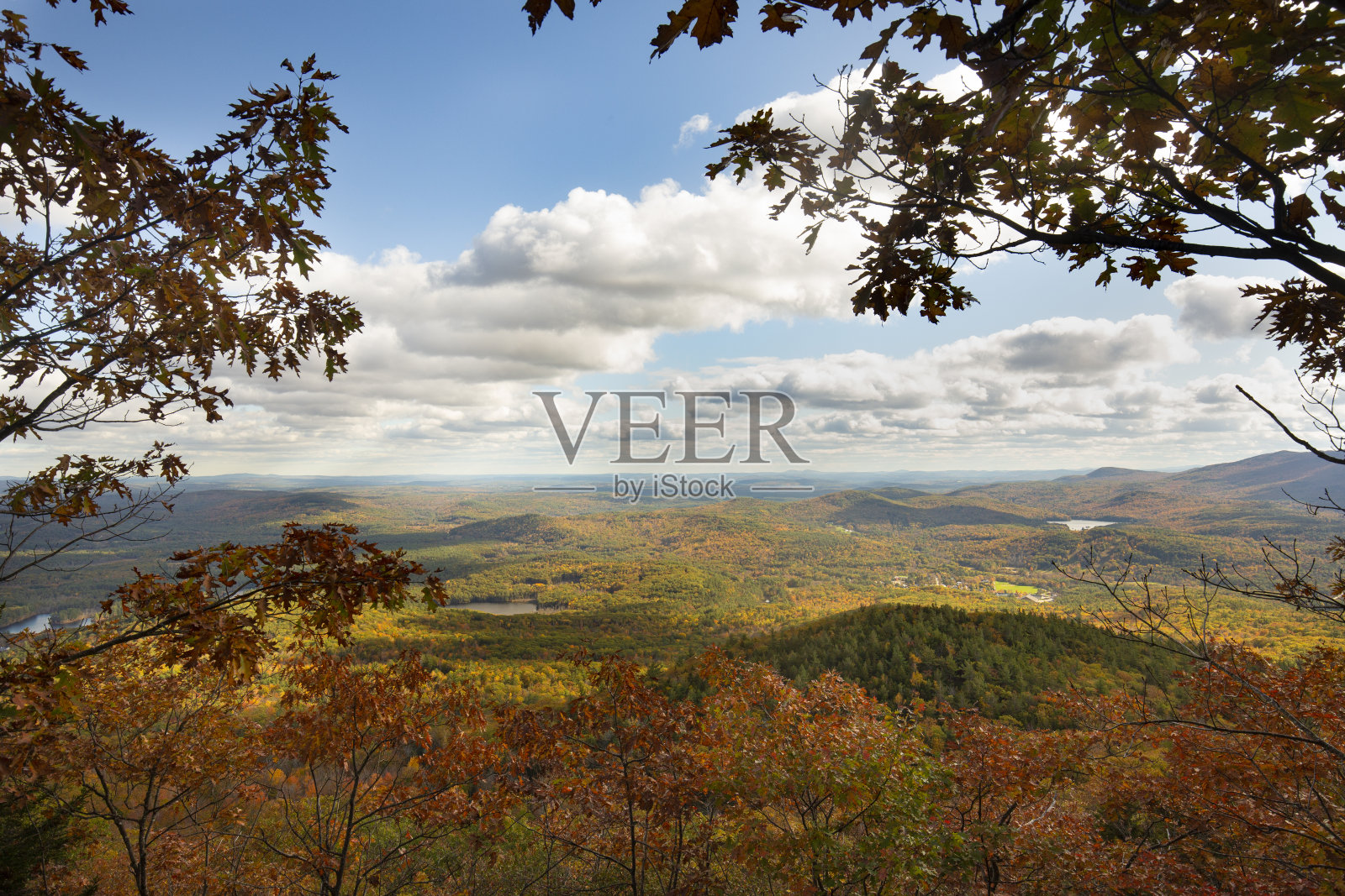 在安多弗衣衫褴褛的山下面的风景，新罕布什尔州。照片摄影图片