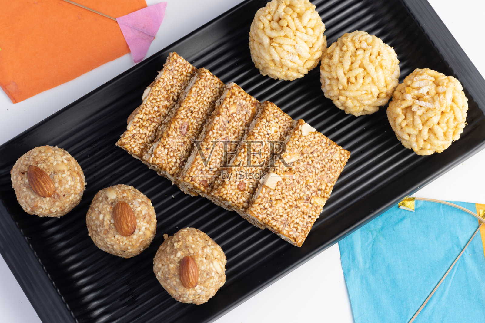 印度传统的风筝糖果也被称为Gur Gajjak, Gazak, Gachak Til Patti或Papdi, Chikki是由Jaggery Gud，杏仁Badam和开心果做成的照片摄影图片