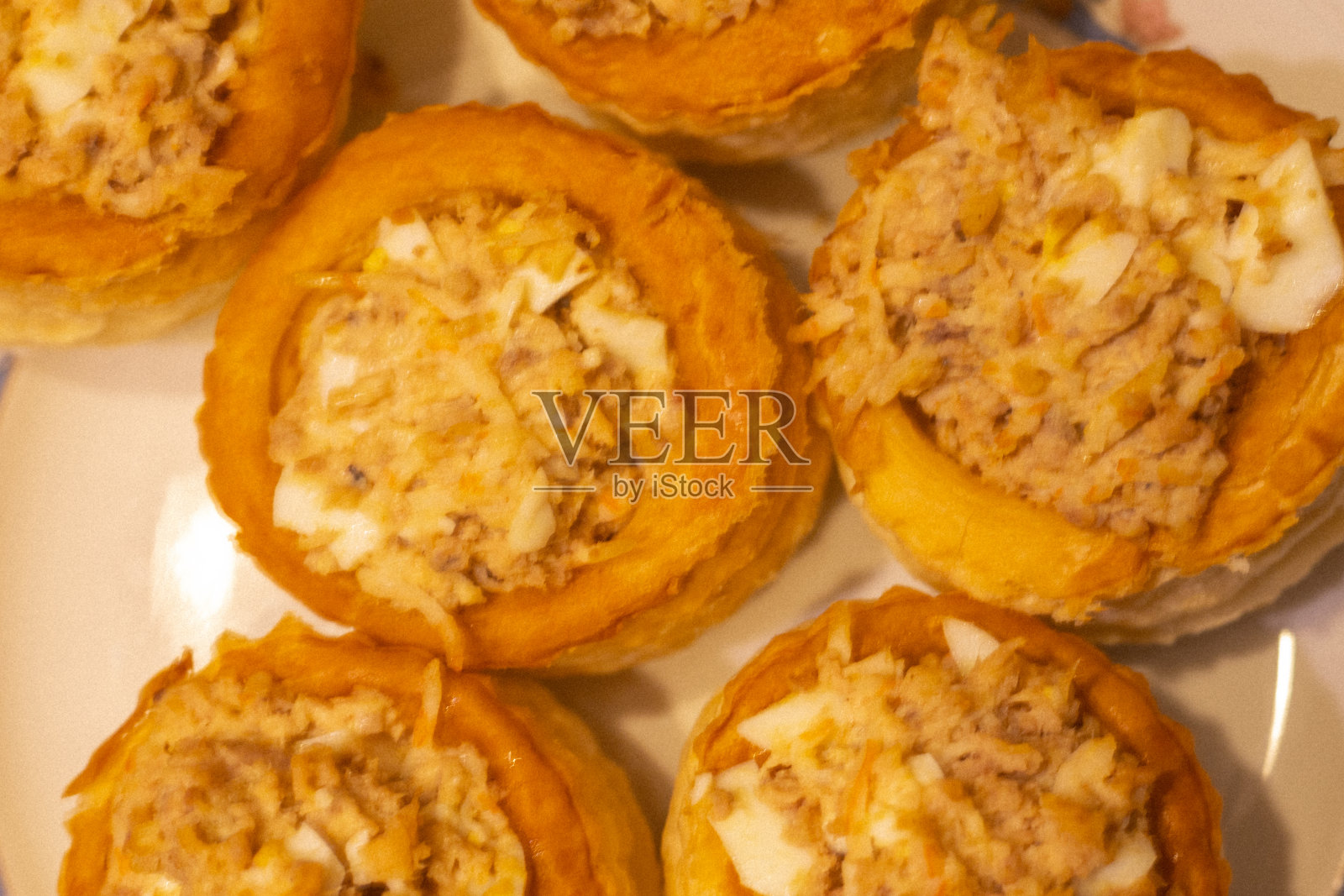 卷au vent塞满了奶油海鲜奶油查卡和金枪鱼安排在一个盘子上分发照片摄影图片