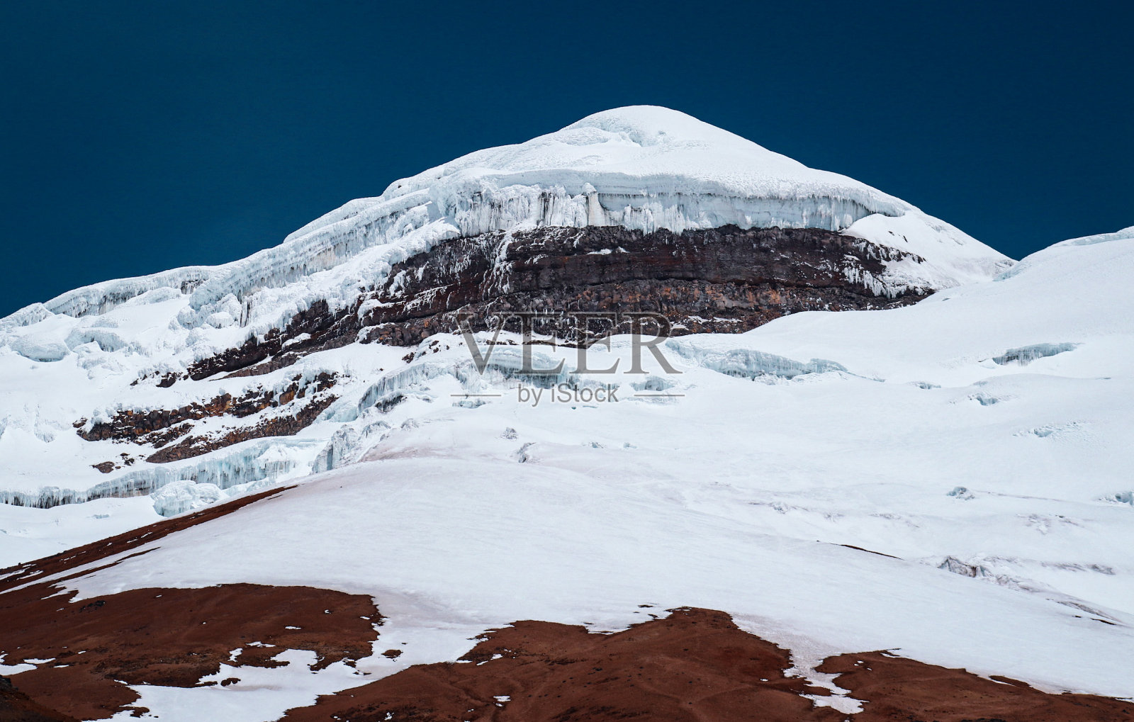 科托帕希火山山顶，攀爬岩石冰照片摄影图片