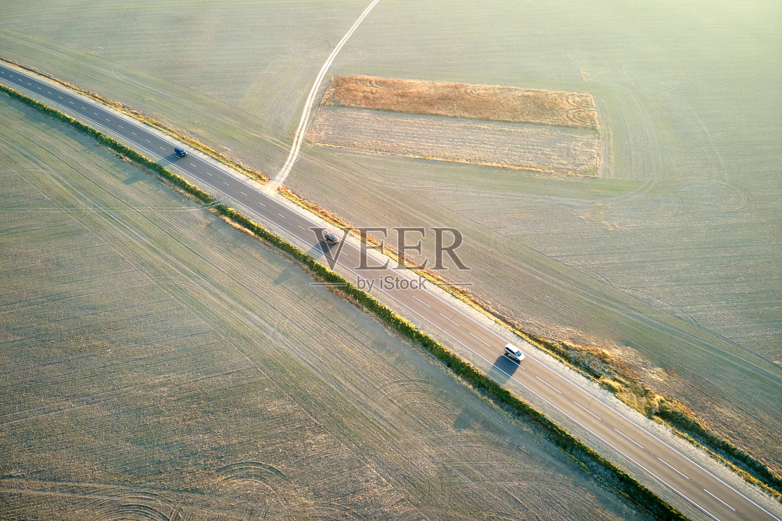 鸟瞰图的城际道路与快速行驶的汽车在日落。俯视图从无人机公路交通在晚上照片摄影图片