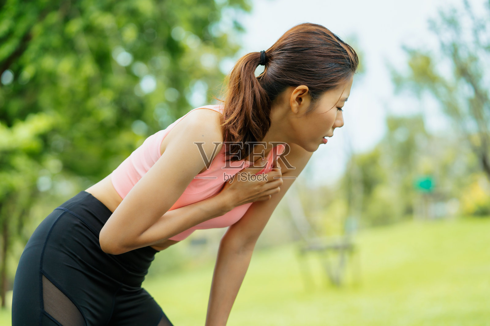 亚洲年轻女性因运动受伤。照片摄影图片