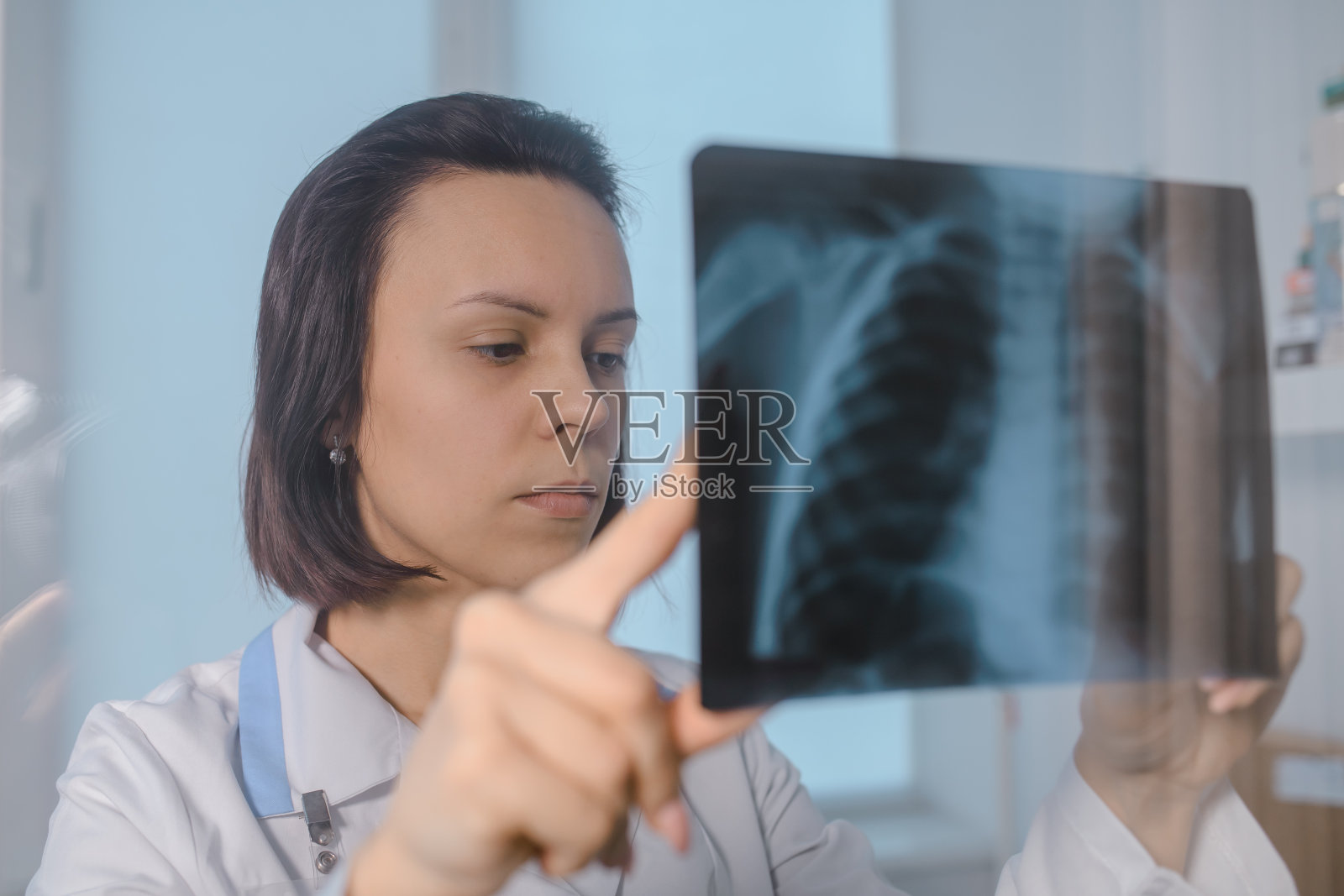 女医生分析胸片照片摄影图片